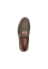 Scarpa slip-on in rete verde oliva con un accento in pelle marrone. Presenta una soletta imbottita e una punta rotonda. Superficie testurizzata per la traspirabilità.