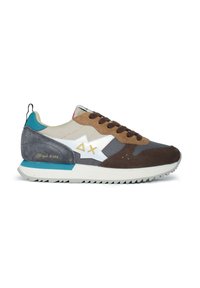Sneaker caratterizzato da un mix di suede marrone, tessuto grigio e beige, dettagli bianchi e un dettaglio sul tallone di colore teal con suola in gomma scanalata.