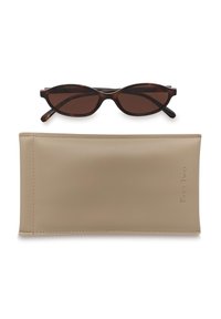 Lunettes de soleil fines en écaille avec des verres foncés posées au-dessus d'un étui souple rectangulaire beige embossé de "PART TWO" sur fond blanc.