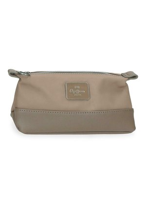 Neceser rectangular beige con cremallera, base de cuero liso y una placa metálica rectangular con el logo en la parte frontal.