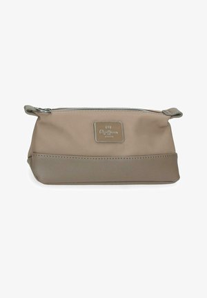 Neceser rectangular beige con cremallera, base de cuero liso y una placa metálica rectangular con el logo en la parte frontal.