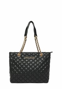 Schwarze gesteppten Tragetasche aus Kunstleder. Mit goldfarbenen Kettengriffen und einem Logo auf der Vorderseite. Strukturierte rechteckige Form.