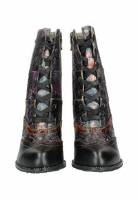 Stivali alla caviglia in pelle nera con accenti colorati e texture, caratterizzati da motivi intricati, design con lacci e dettagli di cucitura a contrasto.