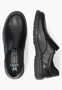 Scarpe slip-on in pelle nera con punta arrotondata, tomaia strutturata, cuciture visibili e suola in gomma con un battistrada decorato.