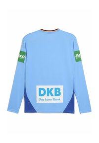 Himmelblaues Langarm-Jersey mit Rundhalsausschnitt, ausgestattet mit einem dunkelblauen Seitenstreifen, Logopatches und der Aufschrift „DKB Das kann Bank“ auf dem Rücken.