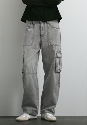 PULL&BEAR, RELAXED FIT CARGO - JEANS - Jean Workwear - light grey