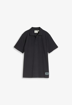 Zwart poloshirt met korte mouwen, twee knopen aan de kraag en een klein rechthoekig label nabij de zoom, op een witte achtergrond.
