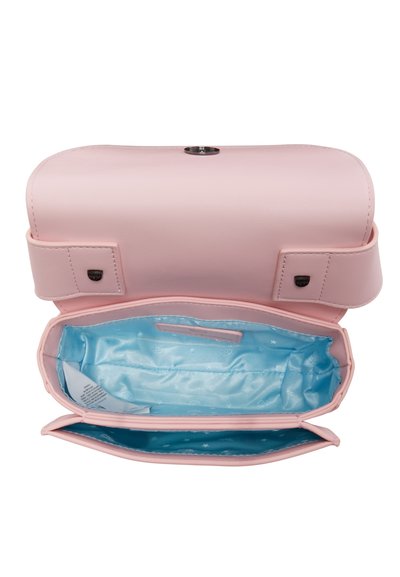 Sac à main en cuir vegan rose avec fermeture à rabat, possédant un extérieur lisse et un intérieur en satin bleu vif orné de motifs étoilés.