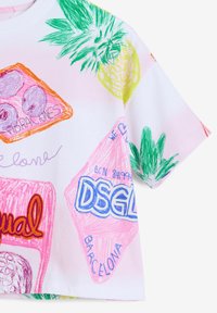 Vit bomulls-T-shirt med färgglada, handritade grafik av ananaser och livsmedelsetiketter i rosa, orange och blått. Korta ärmar, avslappnad passform.