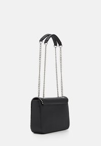 Borsa a tracolla nera in pelle con catene argentate. Presenta dettagli a borchie lungo i bordi. Forma rettangolare con una texture liscia.