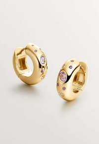 Pendientes de aro de oro con superficies texturizadas, adornados con diversas piedras preciosas moradas y transparentes de diferentes tamaños, que exhiben un acabado pulido.