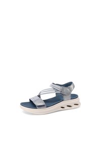 Sandali metallici grigi con più cinturini, una soletta in blu navy imbottita e una suola beige chiaro con dettagli a taglio.