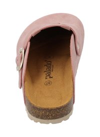 Rosa Wildleder-Clog mit offener Ferse, verziert mit einer silbernen Schnalle und einem Korkfußbett. Die Sohle ist hell gefärbt und hat eine strukturierte Oberfläche.