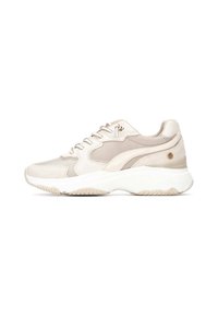 Zapatillas deportivas beige con una parte superior texturizada de malla y materiales sintéticos, una suela blanca acolchada y acentos decorativos laterales.