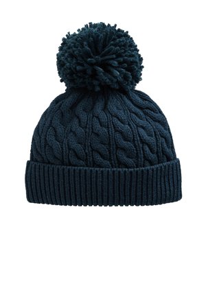 Gorro de invierno tejido en punto cable azul oscuro con ala doblada y un gran pompón en la parte superior.