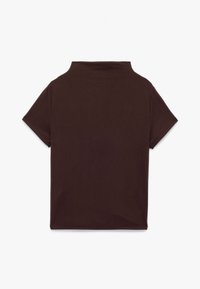 Brun kortærmet t-shirt med høj hals, lavet af blødt stof. Glat tekstur, enkelt design og ingen synlige mønstre eller accenter.