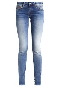 Jeans de mezclilla azul ajustados con efecto desgastado en la parte delantera, diseño de cinco bolsillos y cierre de botón en la cintura.