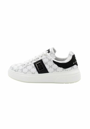 Baskets blanches avec un motif texturé, accents noirs et une semelle lisse. Présente un patch logo noir et un design à lacets.