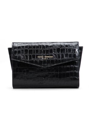 Portefeuille en cuir noir à motif crocodile avec un rabat avant et le logo doré "ISABEL BERNARD" embossé sur le rabat.