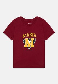 Burgunderfarget bomull T-skjorte med en grafikk av en gul og svart ugle med teksten "MAKIA" og "Est. 2001" under. Kortermet og med rund halsdesign.