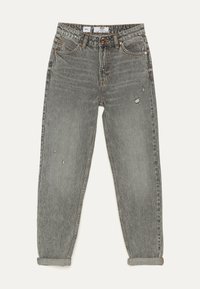 Vaqueros de mezclilla gris con un ajuste relajado, que presentan detalles desgastados, dobladillos enrollados y un diseño clásico de cinco bolsillos con costuras en contraste.