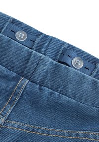Sininen denim-vyötärö, jossa on kaksi nappia. Ominaisuuksiin kuuluu teksturoitu pinta ja kontrastivärinen ommel, mikä osoittaa laadukasta kangasta ja rakennustietoja.