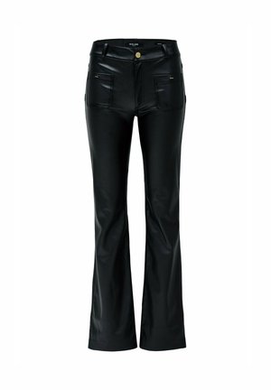 Pantalones acampanados de piel sintética negra con una textura suave, cuatro bolsillos y un detalle de botón dorado en la parte frontal.