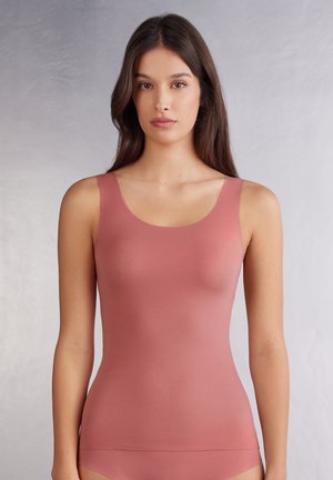 Aansluitend mouwloos shirt van zachte, rekbare stof. Voorzien van een ronde halslijn, brede bandjes en een gladde, rozekleurige textuur.