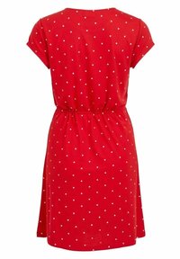 Punainen lyhythihainen mekko, jossa on valkoisia pilkkuja, vyötärö on kiristetty, helma ulottuu polveen ja kangas on pehmeä. Takakuvasta.