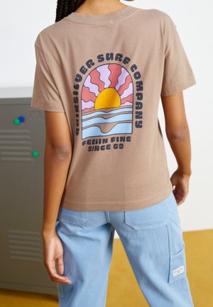 Bruin katoenen T-shirt met een kleurrijke retro zon en golven afbeelding op de achterkant, korte mouwen en een losse pasvorm.