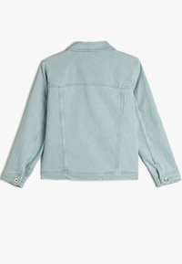 Giacca in denim azzurro chiaro con maniche lunghe, colletto a punta e polsini con bottoni. Presenta una linea dritta e un dettaglio sulla spalla posteriore.