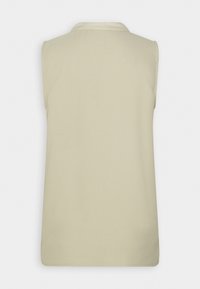 Gilet beige sans manches montré de dos avec un col simple et un tissu lisse, sur fond blanc.