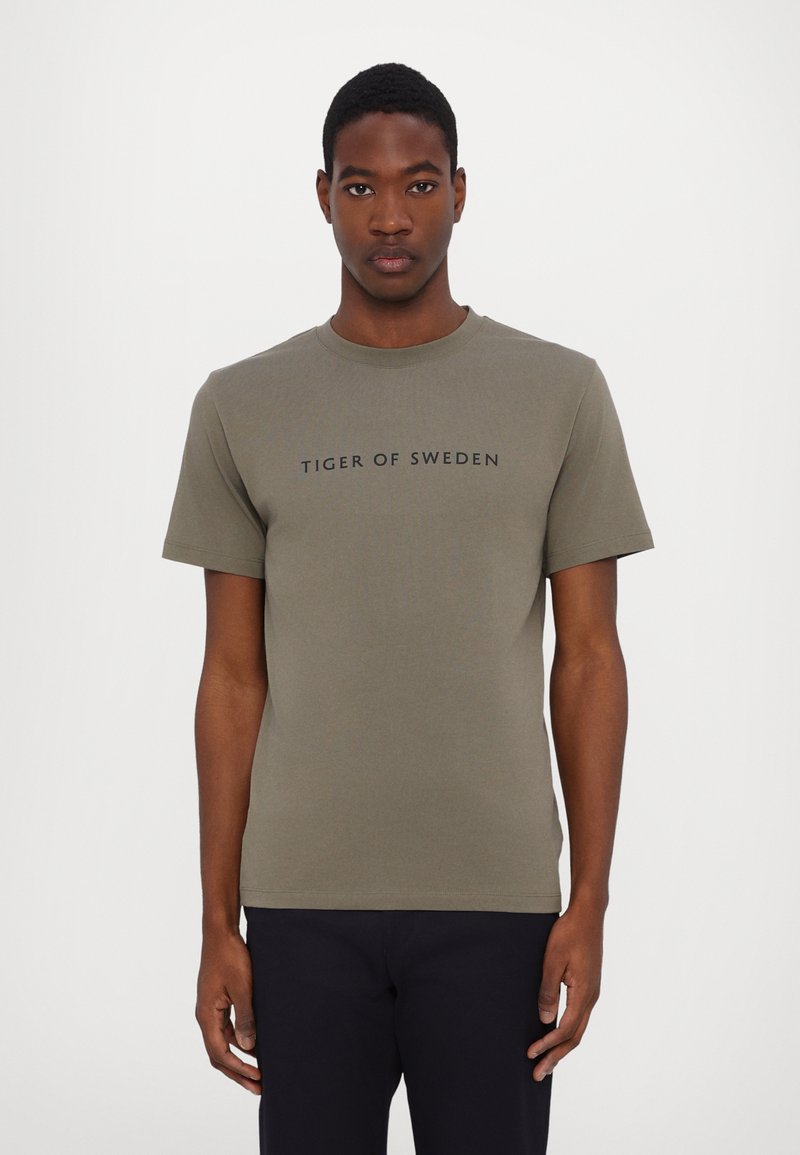 Tiger of Sweden - DILLAN  - T-shirt imprimé - dusty green, Agrandir