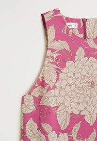 Robe rose sans manches avec grands motifs floraux et feuillages beiges, col rond et fermeture éclair visible dans le dos.