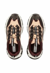 Zapatillas con una parte superior de malla beige, acentos marrones y un diseño texturizado. Cuentan con cordones elásticos y una suela gruesa en blanco y negro.