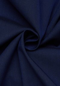 Marineblaues Gewebe mit einer glatten Textur und einem dezenten Webmuster, das einen weichen Fall und eine reiche Farbtiefe zeigt.