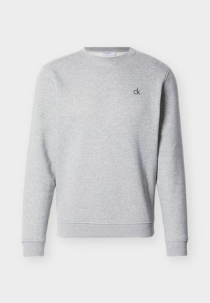 Lysegrå crewneck-genser med lange ermer, ribbestrikkede mansjetter og kant, samt liten svart "ck"-logo på venstre bryst.