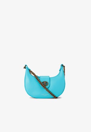 Turkusowa skórzana torebka o zaokrąglonym kształcie, z brązowym łańcuszkiem na ramię oraz przednią klapą z ozdobnym zapięciem. Nazwa marki wytłoczona na dole.