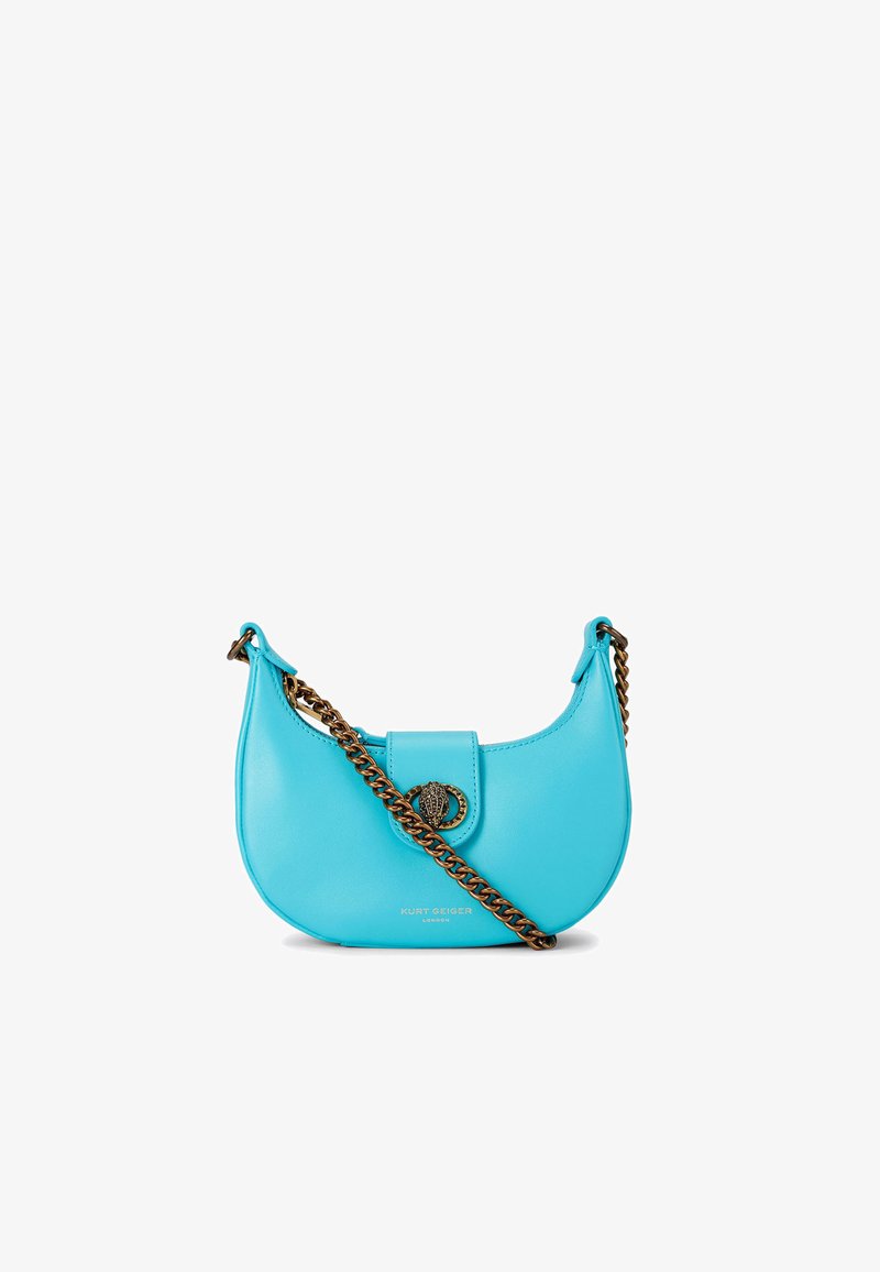 Borsa a tracolla in pelle turchese con forma curva, tracolla in catena bronzea e patta anteriore con una chiusura decorativa. Nome del marchio impresso nella parte inferiore.