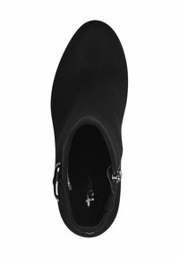 Svart ankelsko med en slät yta, rund tå, sidodragkedja och texturerad innersula. Designen är enkel och strömlinjeformad.