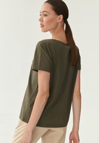 TATUUM NELISA - Lihtne T-särk - khaki green