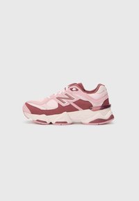 Baskets de sport roses et bordeaux avec des panneaux en mesh et en daim, présentant une semelle épaisse, des accents texturés et des détails réfléchissants.