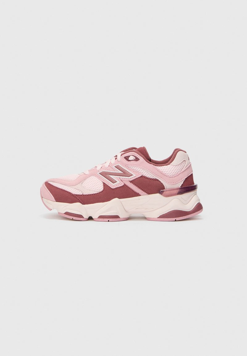Baskets de sport roses et bordeaux avec des panneaux en mesh et en daim, présentant une semelle épaisse, des accents texturés et des détails réfléchissants.