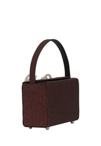 Prostokątna torebka w ciemnoczerwonym brokatowym materiale, z krótkim uchwytem, metalowym zapięciem i małymi metalowymi nóżkami na dnie zapewniającymi stabilność.