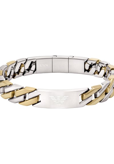 Bracelet en acier inoxydable avec des accents dorés, présentant des maillons entrelacés, un design épuré et une plaque centrale gravée avec un logo.