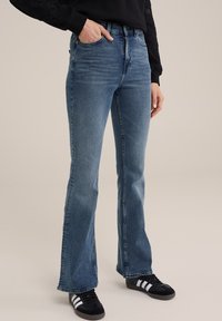 WE Fashion - BLUE RIDGE - Flared Jeans - blue Miniatuurafbeelding 1