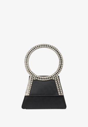 Sort læderhåndtaske med en trekantet bund og et cirkulært metalhåndtag prydet med klare rhinsten. Glat tekstur og struktureret design.