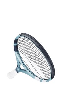 Tennisset met een blauw en zwart frame, open snaarpatroon en een witte grip. Het frame heeft een gladde textuur en een ronde vorm.