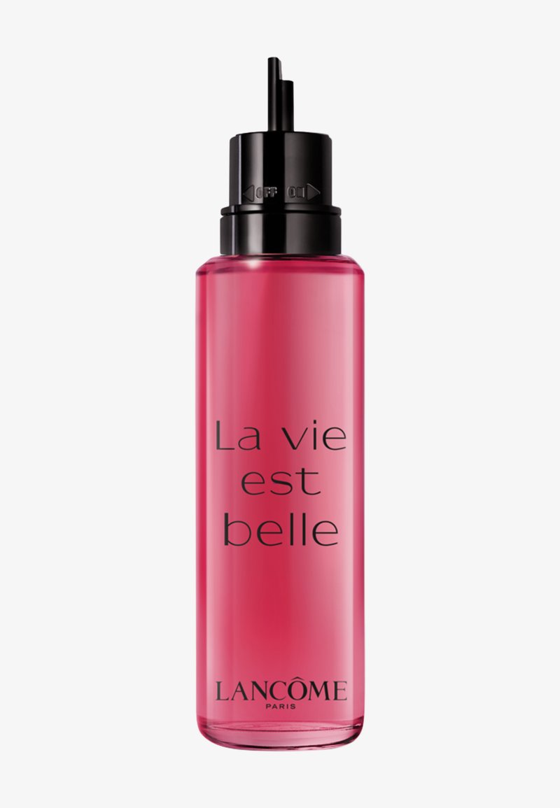 Flacon spray rose Lancôme La vie est belle avec pompe noire étiquetée sur fond blanc.