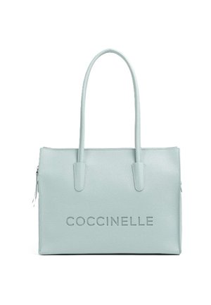 Borsa in pelle azzurro chiaro con due manici lunghi e logo "COCCINELLE" in rilievo sul davanti, forma rettangolare con chiusura a zip.